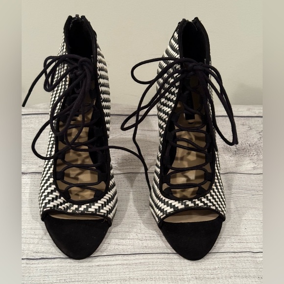 ZARA Elegant Black and White Chevron Heels/size 7 - Picture 3 of 9